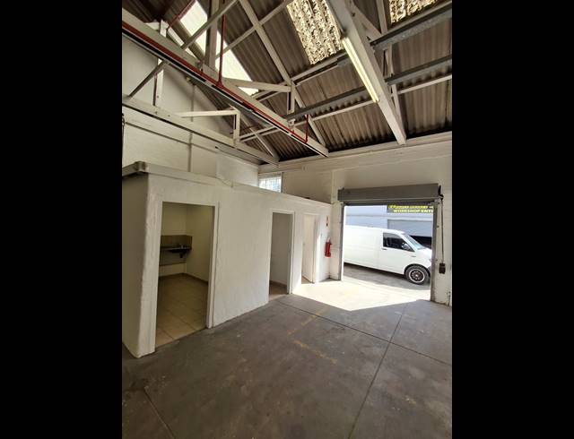 182M² WAREHOUSE TO LET IN ARCADIA